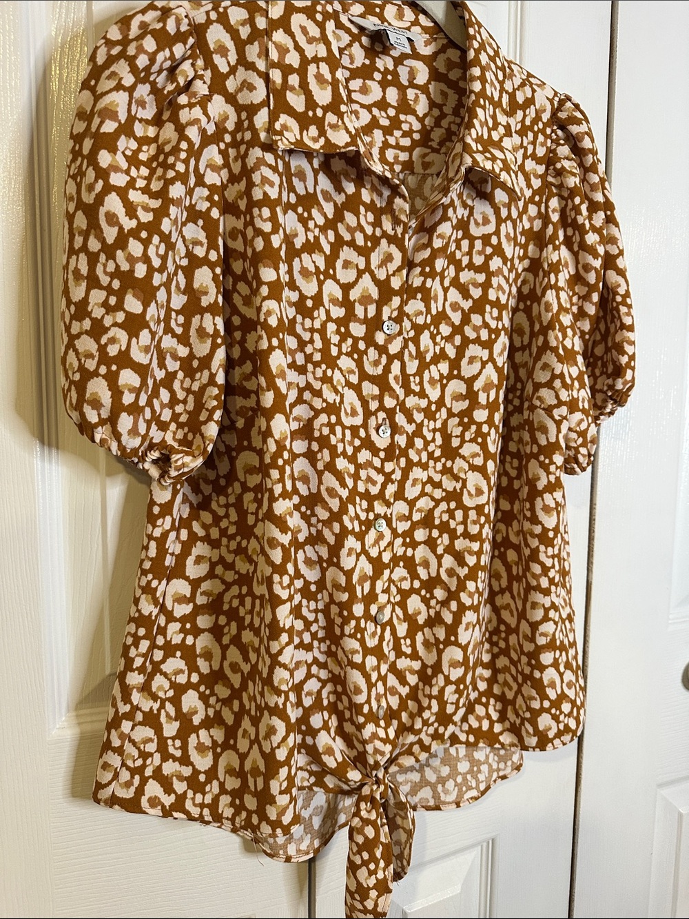 Nine West Rust/Brown & White Leopard-Print Tie-Hem Button-Down Top | M - Picture 8 of 8